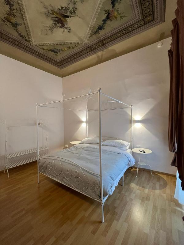 Large Double Room image 1