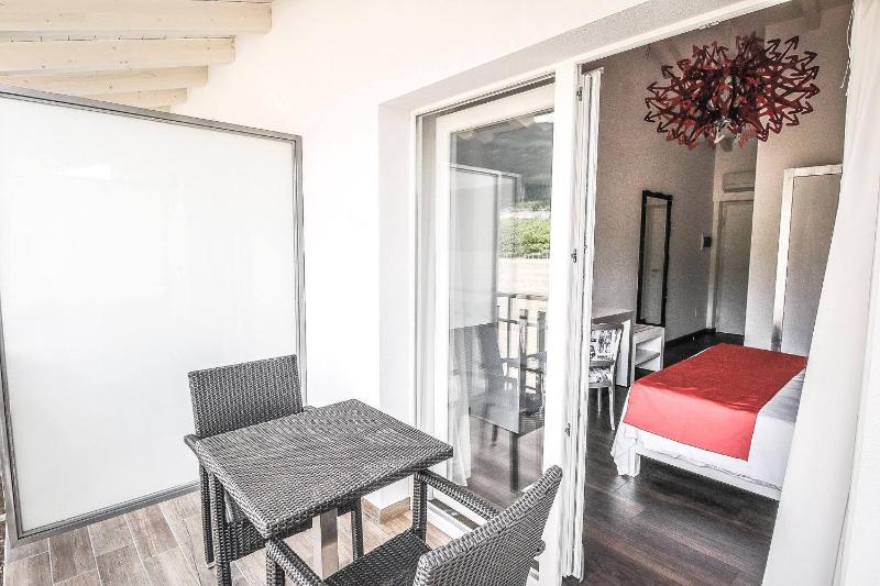 Deluxe Double Room with Balcony image 3