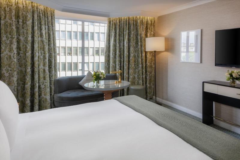 Superior King Room image 4