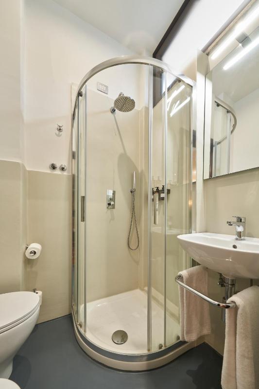 Deluxe Double or Twin Room image 4