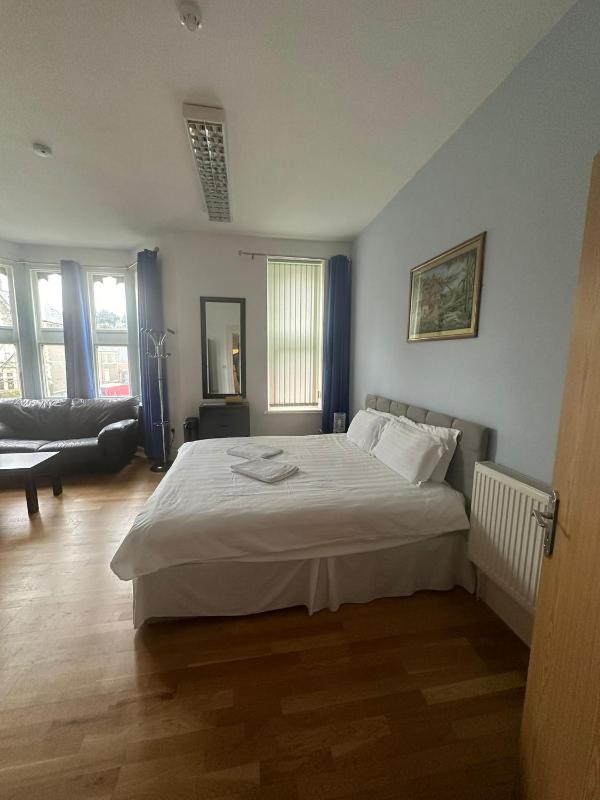 Large Double Room image 4