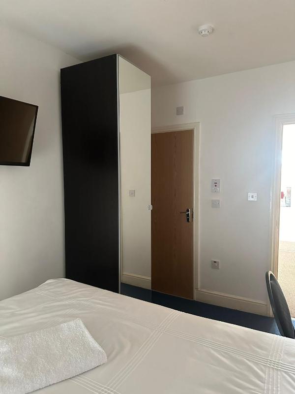 Budget Double Room image 4