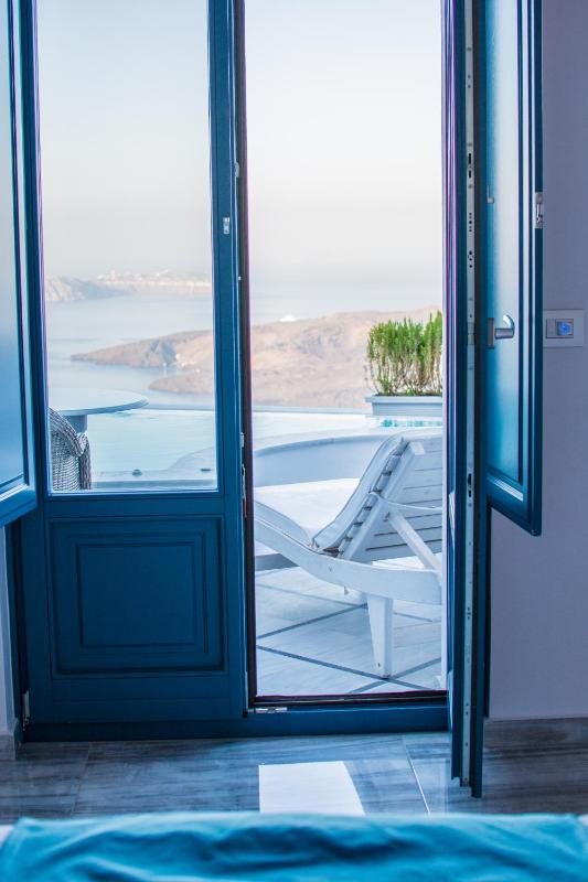 Suite with Infinity Private Pool and Caldera View image 4