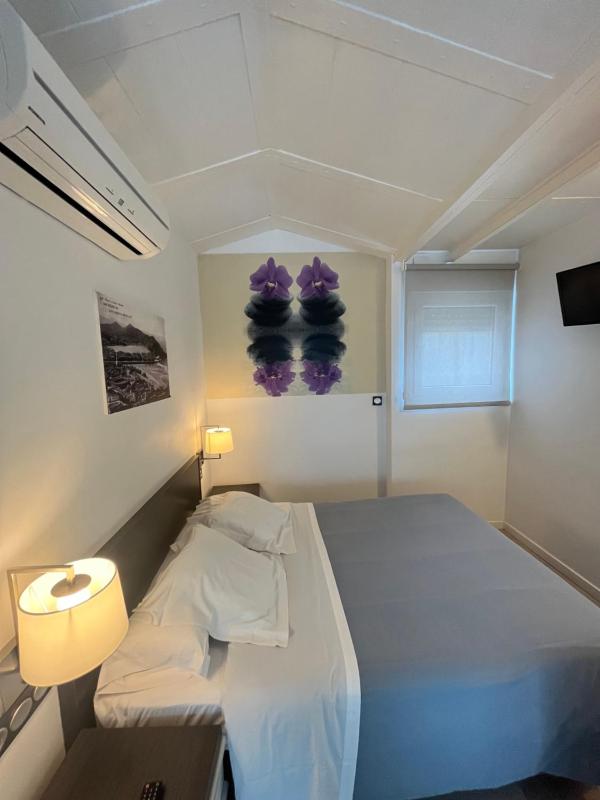 Interior Double Room image 3