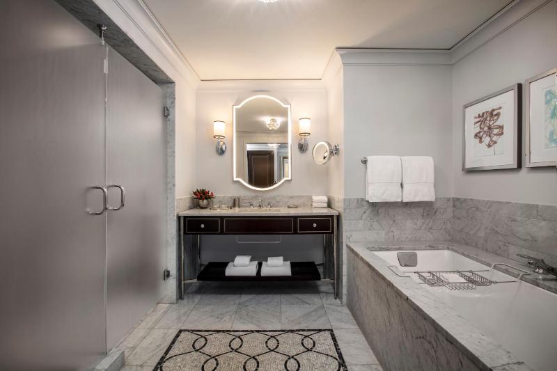 Deluxe Queen Room with Two Queen Beds image 3