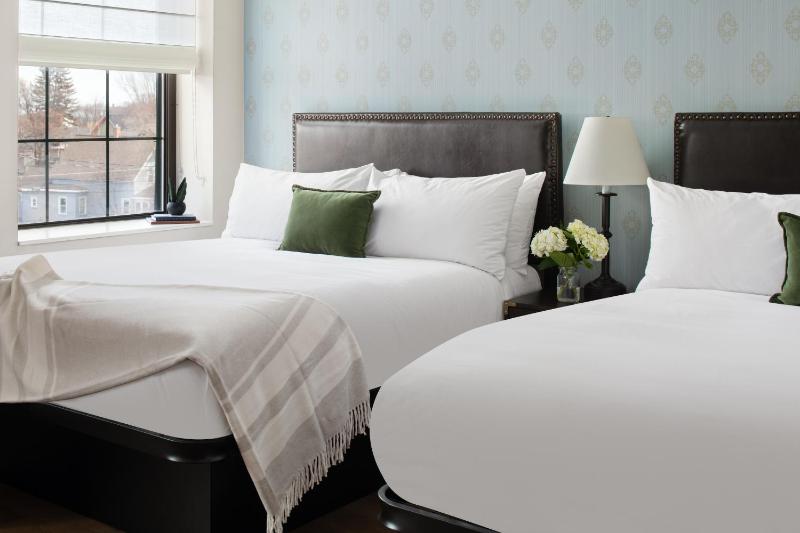 Queen Room with Two Queen Beds image 4