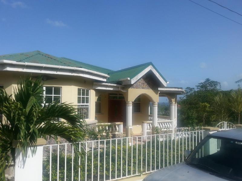 Corosol Apartments - image 1