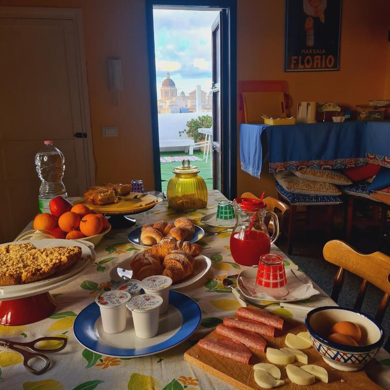 Single Room with Bathroom image 4