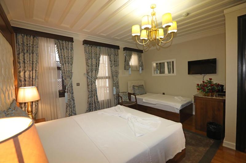 Deluxe Triple Room image 3