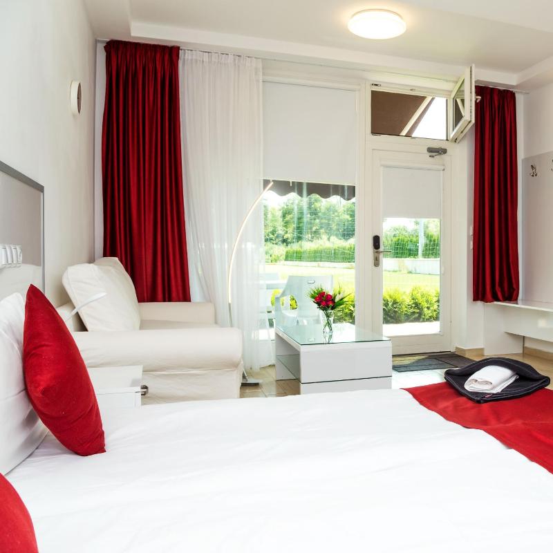 Triple Room with Garden View image 4