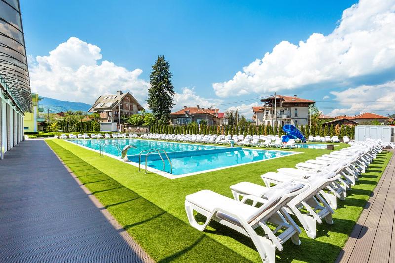 Triple Room with Pool View image 3