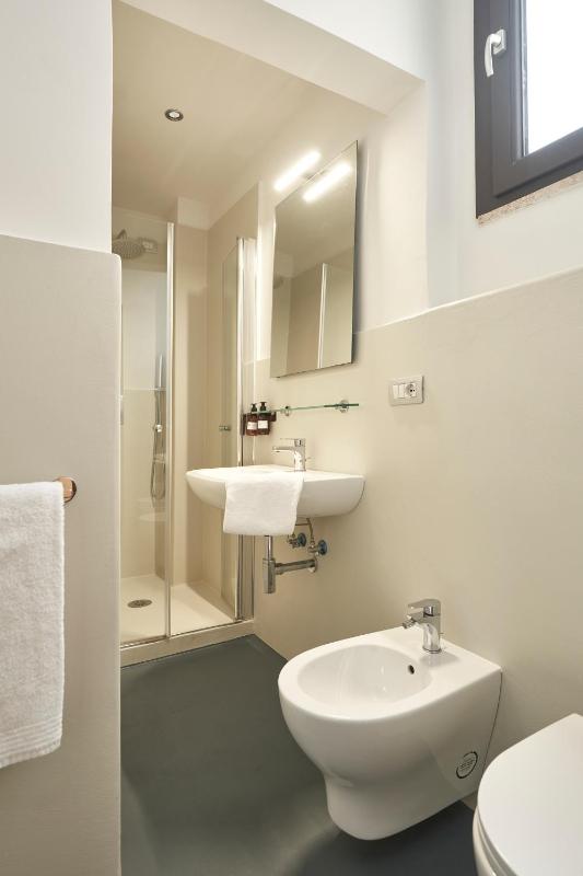 Standard Single Room image 2