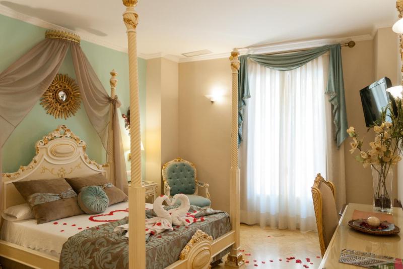 Deluxe Double Room image 3