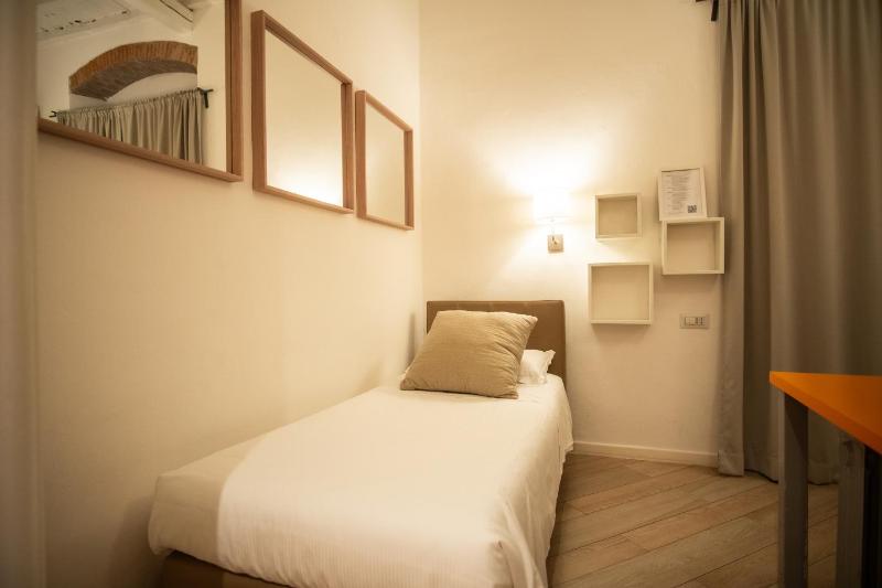 Small Single Room image 3