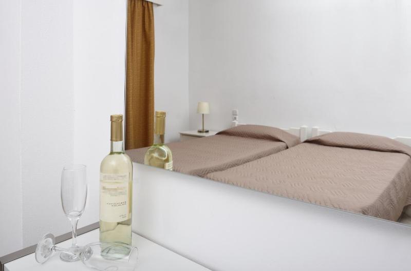 Standard Room with Sea View image 3