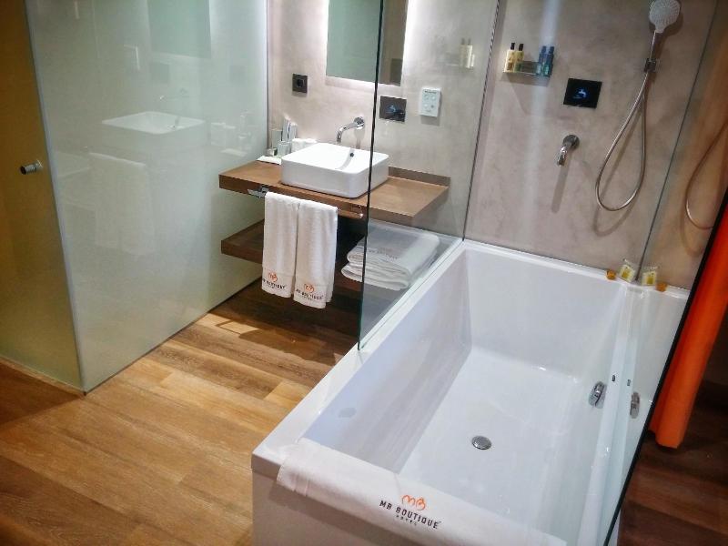 Superior Double Room with Bath Tub image 4