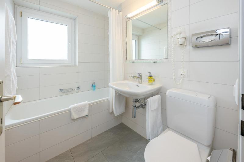Twin Room image 4