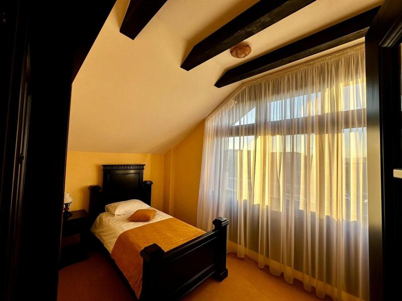 Family Room image 3