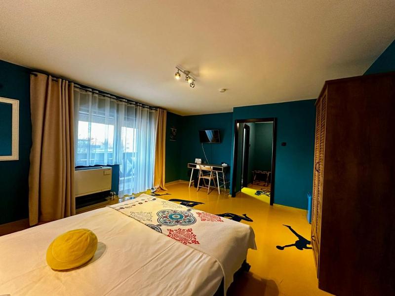 Double Room with Balcony image 4
