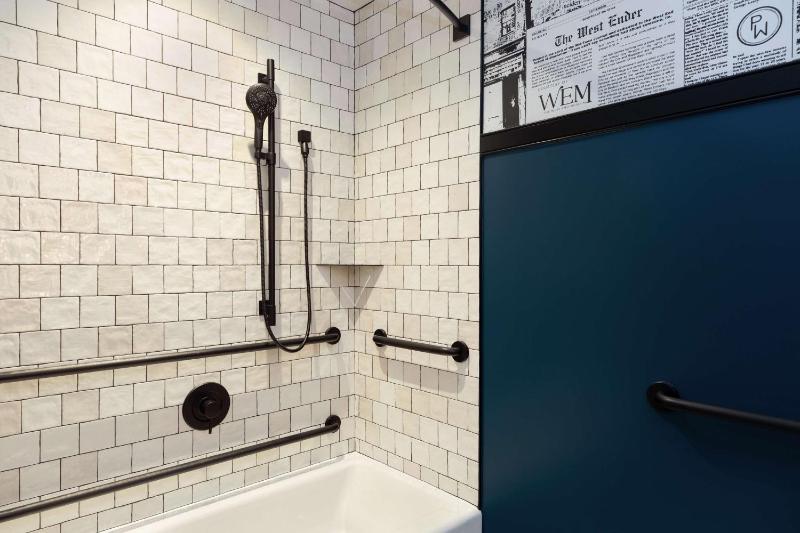Deluxe Double Room with Two Double Beds and Bath Tub - Mobility/Hearing Accessible image 4
