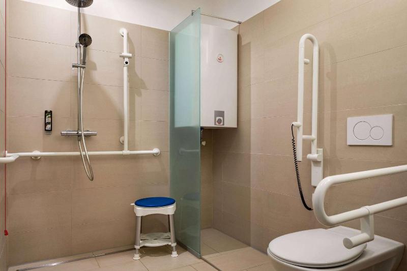 Lounge Accessible Room image 3