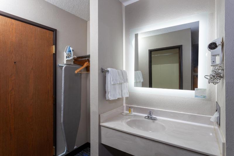King Room - Non-Smoking image 4
