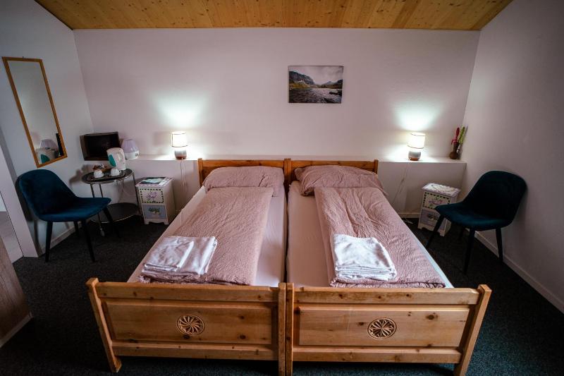 Comfort Triple Room with Shower image 4