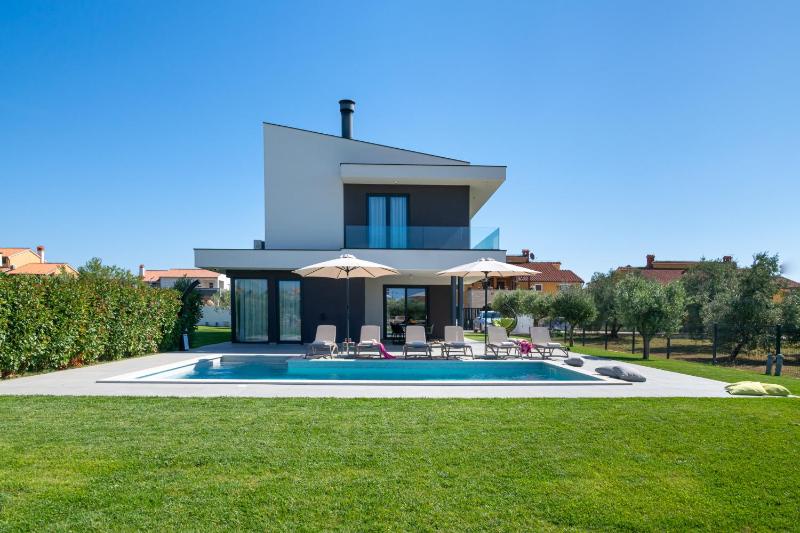 Villa Arestea near Pula with 35 m2 heated pool sea view wellness & kids playground - image 33