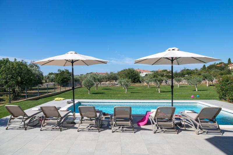 Villa Arestea near Pula with 35 m2 heated pool sea view wellness & kids playground - image 5