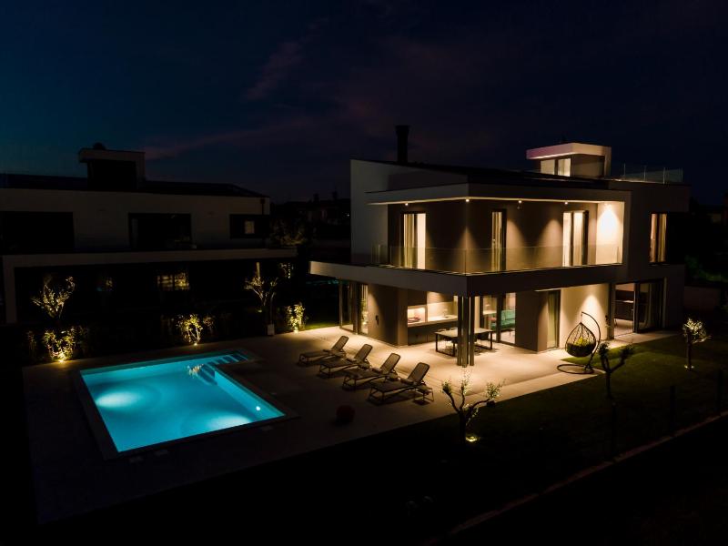Villa Arestea near Pula with 35 m2 heated pool sea view wellness & kids playground - image 21