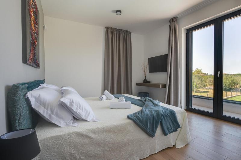 Villa Arestea near Pula with 35 m2 heated pool sea view wellness & kids playground - image 3