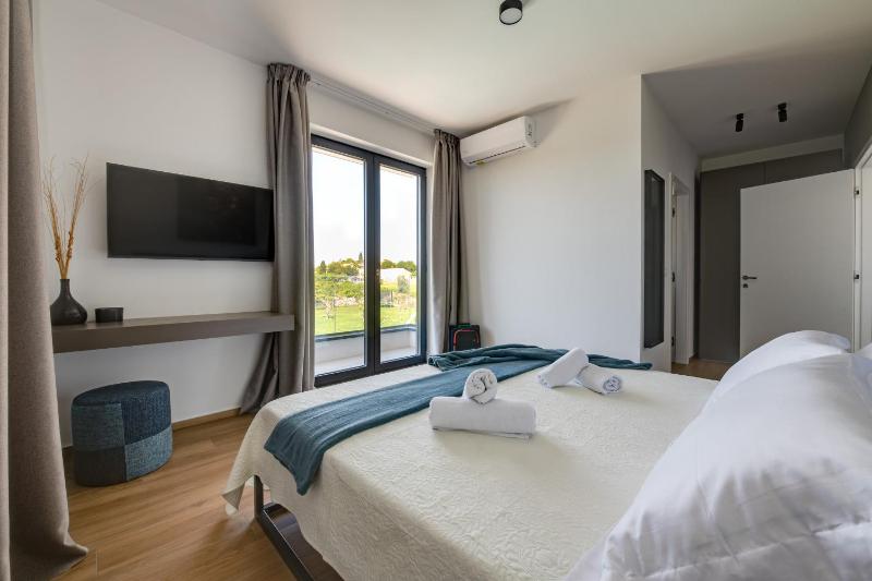 Villa Arestea near Pula with 35 m2 heated pool sea view wellness & kids playground - image 49