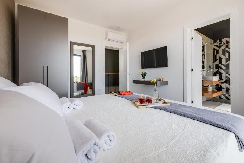 Villa Arestea near Pula with 35 m2 heated pool sea view wellness & kids playground - image 32