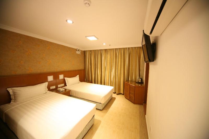 Deluxe Twin Room image 2