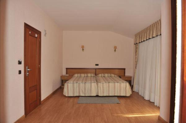 Double Room with Balcony and Sea View image 3