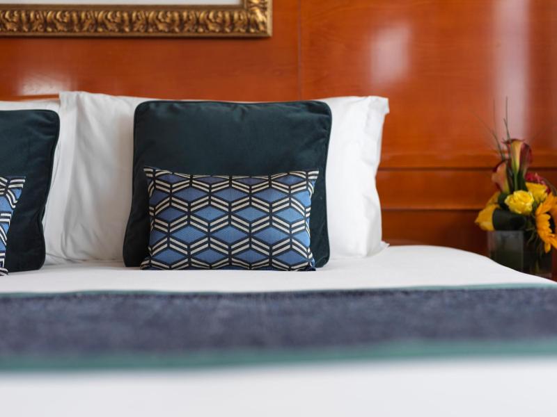 Executive Suite with River View image 4