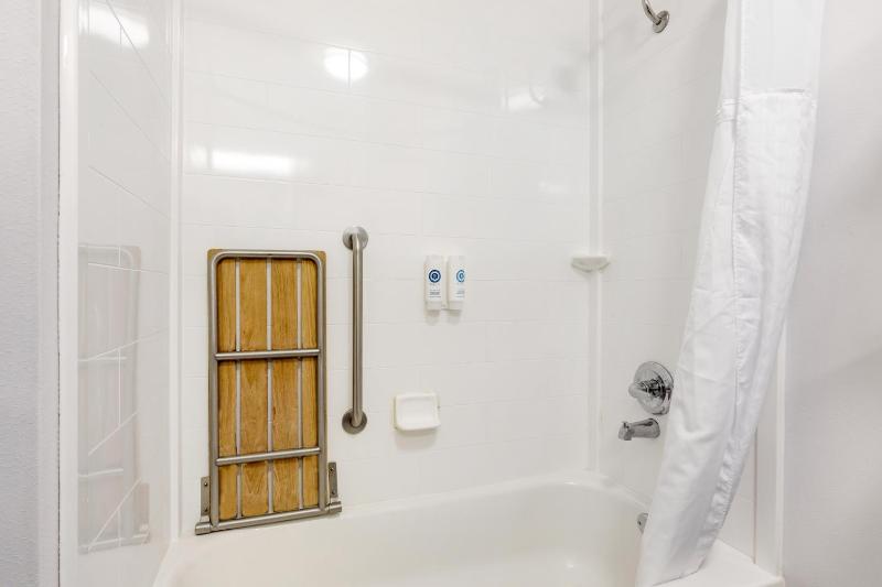 King Room with Tub - Disability Access/Non Smoking/Interior Corridor image 2