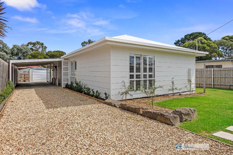 Castaway Cowes beach house - image 13