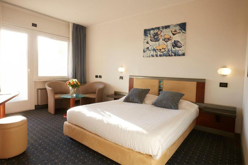 Double or Twin Room image 4