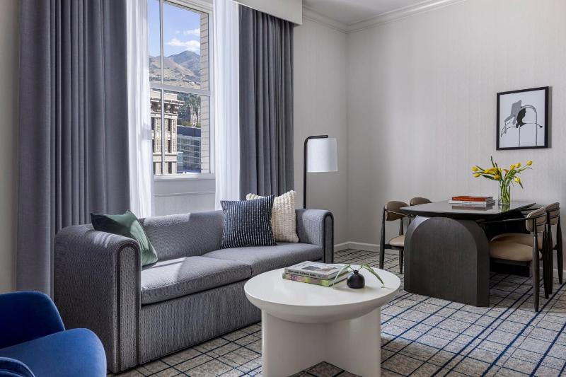 King Studio Suite - High Floor image 3