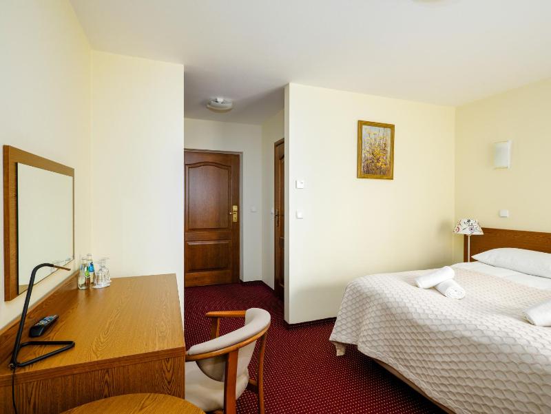 Double Room with Balcony image 4