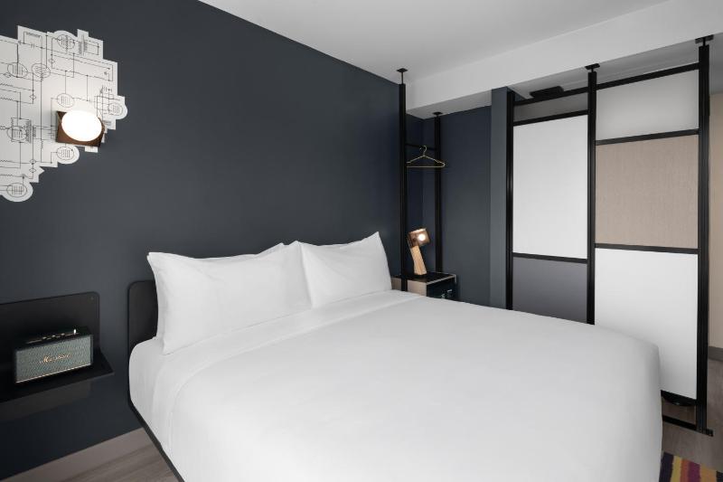 King Room with City View image 1
