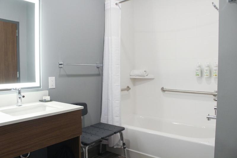 Queen Room with Two Queen Beds and Tub with Grab Bars - Mobility and Hearing Accessible/Non-Smoking image 2