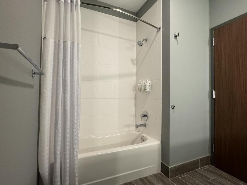 Queen Room with Two Queen Beds - Non-Smoking image 3