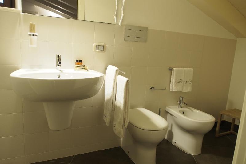 Standard Double Room image 3