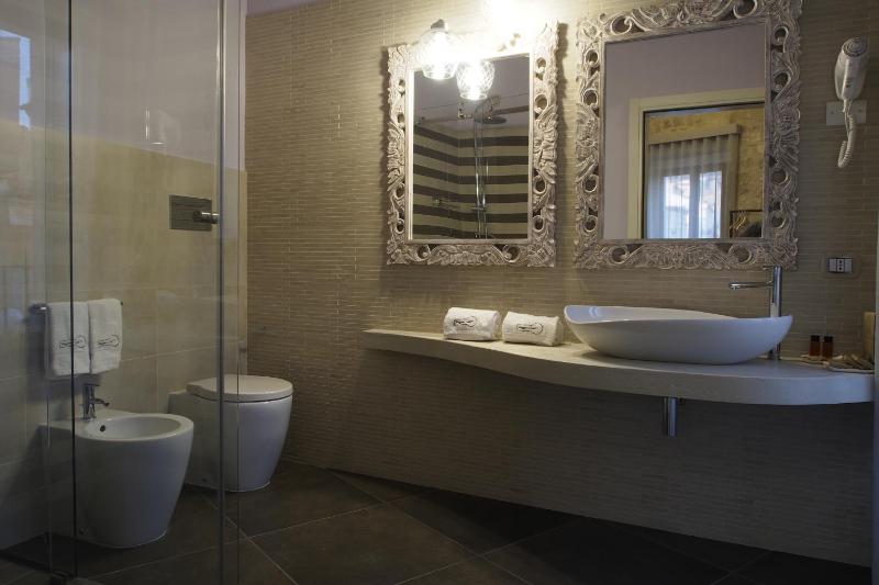 Double or Twin Room with City View image 4