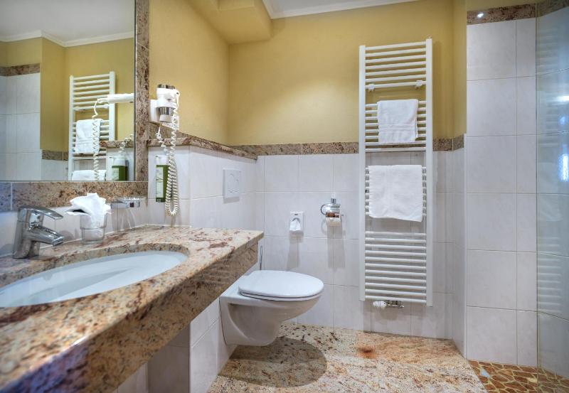 Double Room with Balcony image 4