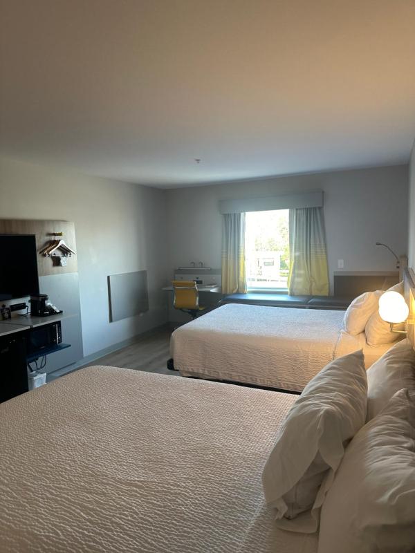 Corner Queen Room with Two Queen Beds - Non-Smoking image 4