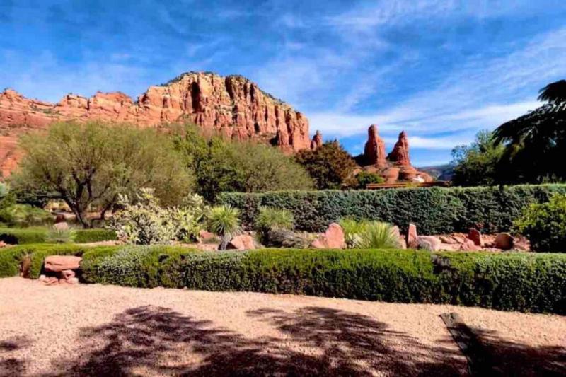 Guest Suite With Up Close Chapel and Red Rock Views - image 9