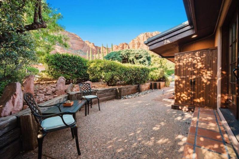 Guest Suite With Up Close Chapel and Red Rock Views - image 7
